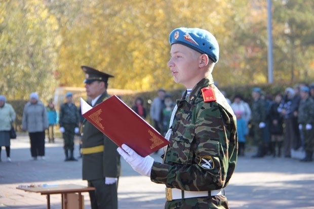 Торжественная церемония принятия присяги кадетами-первокурсниками прошла сегодня у мемориала «Вечный огонь» в Иркутске.
