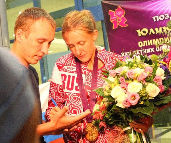 Юлия Зарипова дает автограф болельщику.