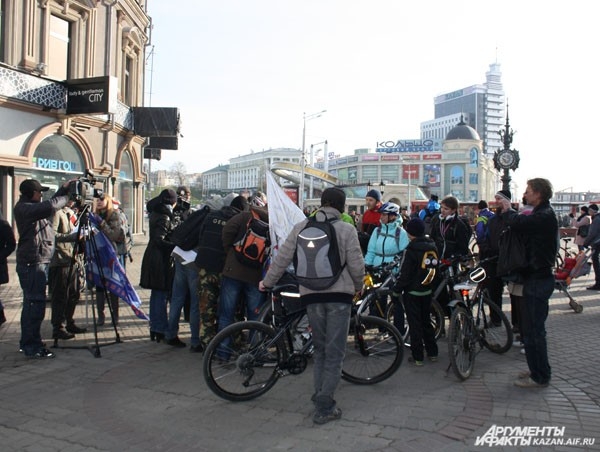 Проводить велопутешественников пришли представители Минспорта РТ, родные и друзья, а также несколько десятков представителей велосообщества Казани
