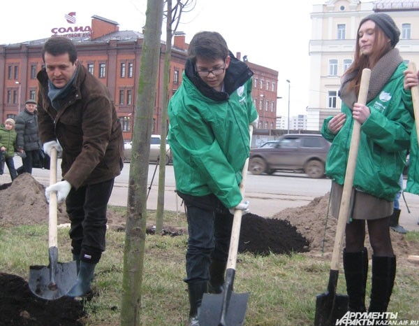 Феликс Финкбайер сажает деревья вместе с мэром Казани Ильсуром Метшиным