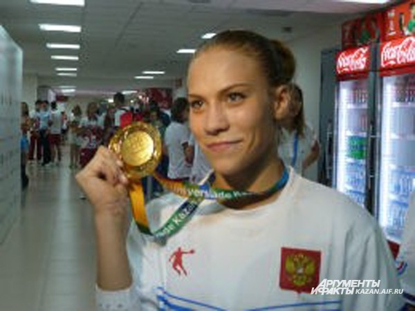 В командном многоборье <a href="http://www.kazan.aif.ru/sport/article/37098" target="_blank">первыми во всех четырех упражнениях</a> стали члены сборной Алия Мустафина, Ксения Афанасьева (на фото), Мария Пасека, Татьяна Набиева и Анна Дементьева.