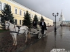 По Казанскому Кремлю на карете путешествовал Александр Сергеевич Пушкин, зазывая всех на выставку.