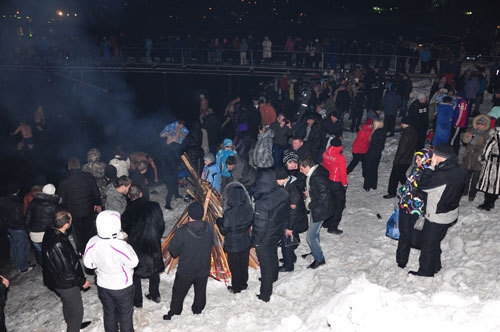 Крещенские купания в бухте в районе Сероглазки. 19/01/2012 Температура воздуха: -2