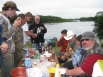 Обедают все вместе: рыбаки, барды, гости и хозяева, русские и американцы