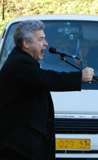 Лидер камчатской федерации профсоюзов Андрей Зимин, член Общественной палаты РФ на всех митингах в поддержку "ЕР" отличается особенной силой голосовых связок.