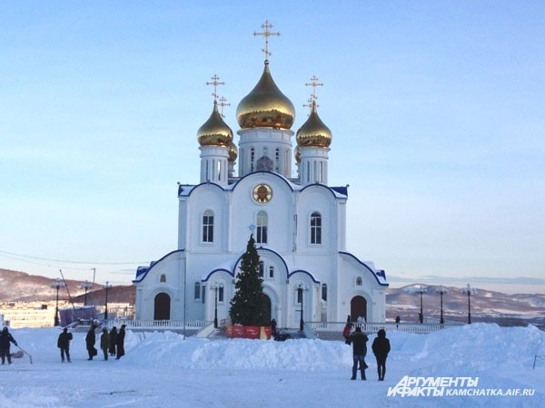 К новому храму тоже подтягивается народ