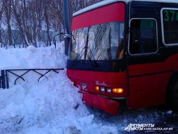 На дорогах произошло несколько ДТП. В одном из них автобус с пассажирами, вильнув от машины, врезался прямо в снежную гору