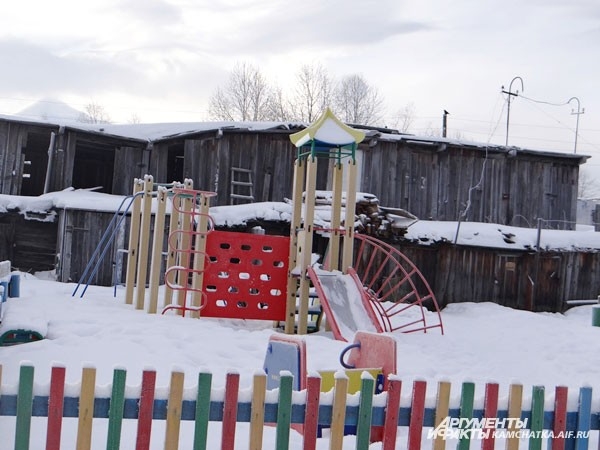 Детская площадка зимой популярностью не пользуется…