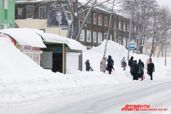 Толпа у остановки