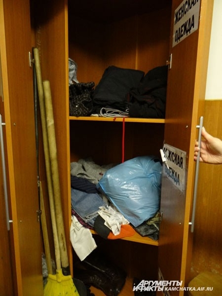Шкаф в центре соц. обслуживания — одежду для бомжей здесь может оставить каждый