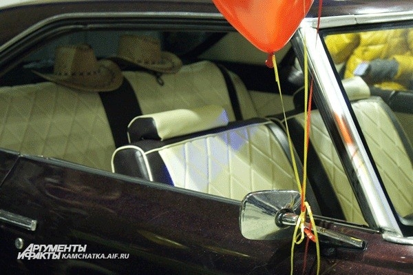 Продумано всё до деталей, даже ковбойские шляпы в Pontiac 1972 года
