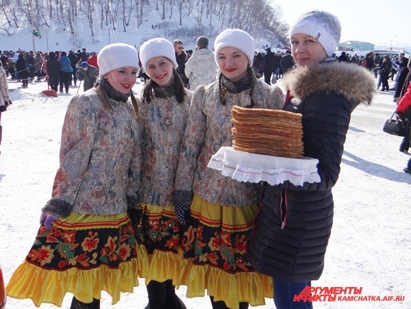 Творческие коллективы тоже поздравили горожан с праздником