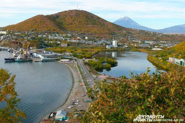 Вид на город с сопки Любви — одного из самых романтичных мест в Петропавловске (осень, 2012)