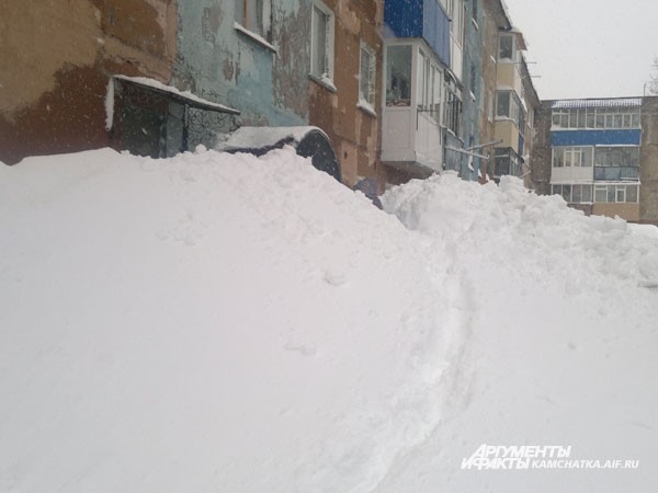 Первый этаж исчез под слоем снега