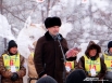 Глава Быстринского района Михаил Логинов дарит варежки, связанные приморцами, женщинам-каюрам. 