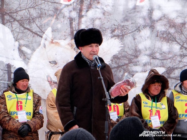 Глава Быстринского района Михаил Логинов дарит варежки, связанные приморцами, женщинам-каюрам.
