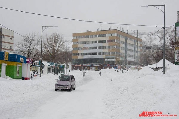 Дом Быта. Обычно здесь оживлённое движение автомобилей и пешеходов…