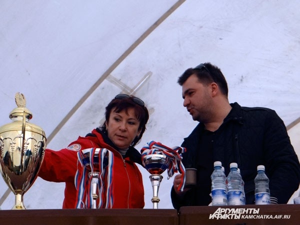 Сити-менеджер Петропавловска Алексей Алексеев готовится к награждению победителей
