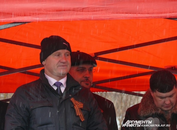 Глава Петропавловска Константин Слыщенко прячется от дождя под тентом