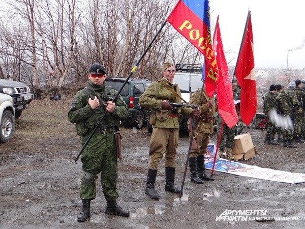 Под советскими и российскими флагами