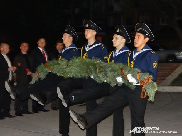 Венок возлагает парадный расчёт
