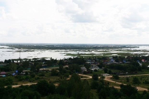 Вода подступила к самым домам