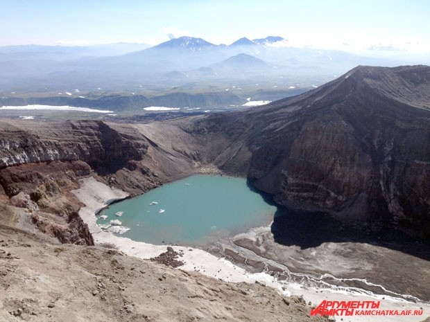Жемчучина Горелого — кислотное озеро в одном из кратеров вулкана