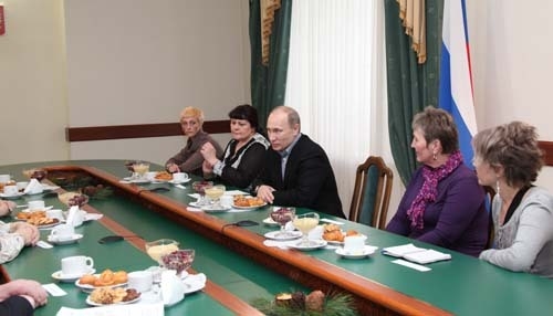 Вдовы погибших шахтеров встретились с премьер-министром России Владимиром Путиным.