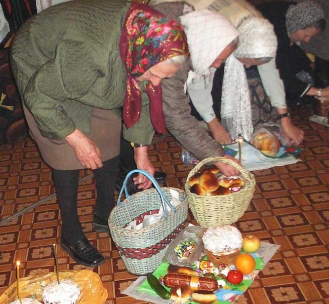Все дары нужно успеть освятить в Пасхальную ночь
