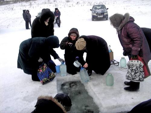 За святой водой в порядке живой очереди.