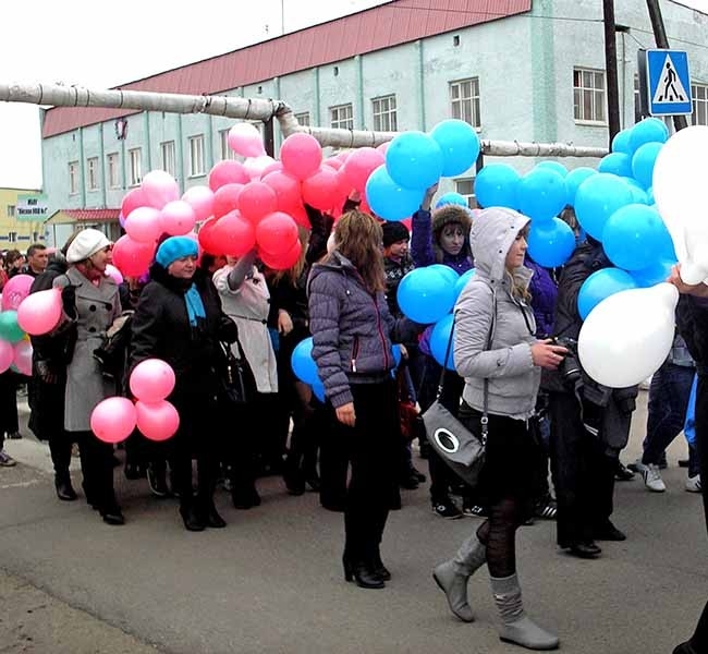 Праздничные колонны были многолюдными