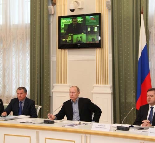 Премьер-министр России Владимир Путин на встрече с руководителями области.