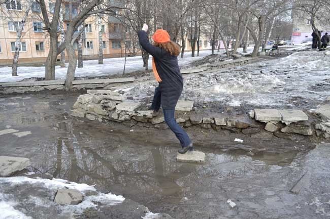 Обычный способ преодоления препятствий в виде грязи и луж в Кемерове