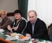 Вдовы погибших шахтеров встретились с премьер-министром России Владимиром Путиным.