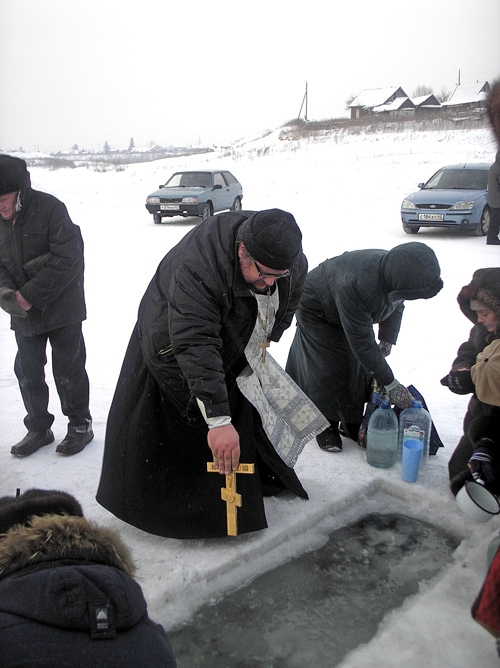 Отец Василий освятил в иордани воду.