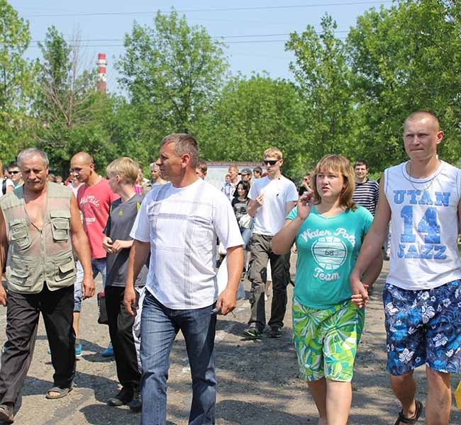 Родственники пришли проститься и пожелать удачи на службе