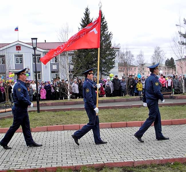 Яя равняется на копию Знамени Победы
