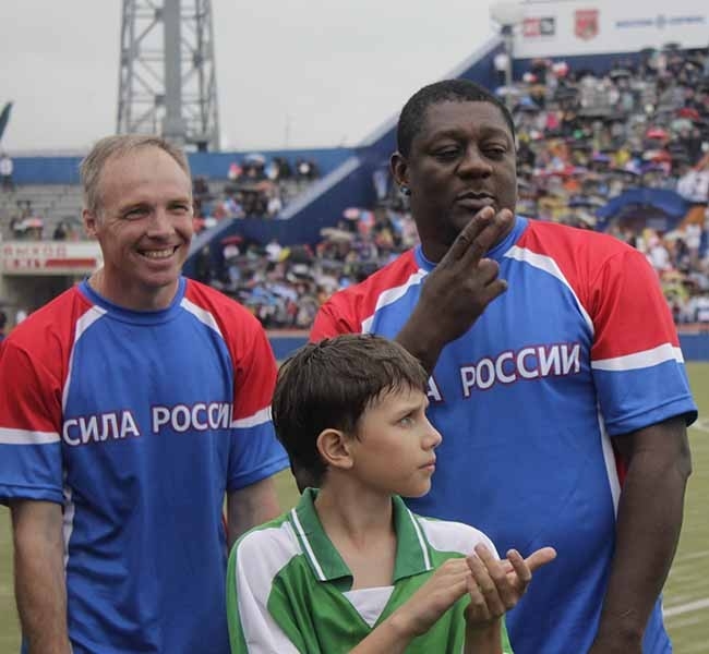 Пьер Нарцисс отпускал публике воздушные поцелуи