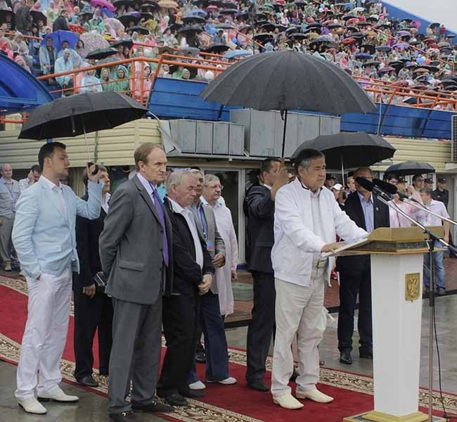 Аман Тулеев приветствует зрителей и участников матча