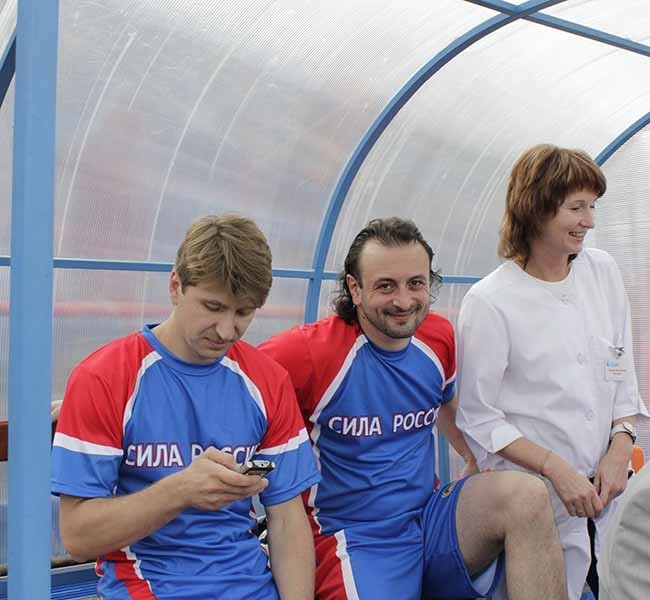 Состояние звезд на матче контролировали медики