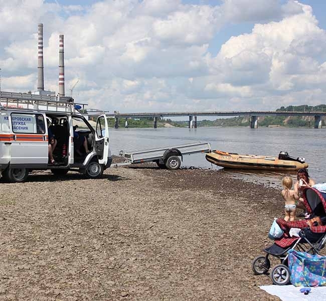 На берегу дежурят спасатели