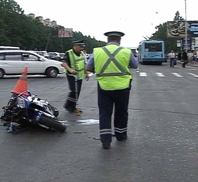 В случае выявления фактов управления мопедом детьми и подростками, сотрудники ГИБДД в обязательном порядке будут останавливать юных водителей, мопед возвращать только их родителям, а информацию о нарушении передавать в инспекцию по делам несовершеннолетни