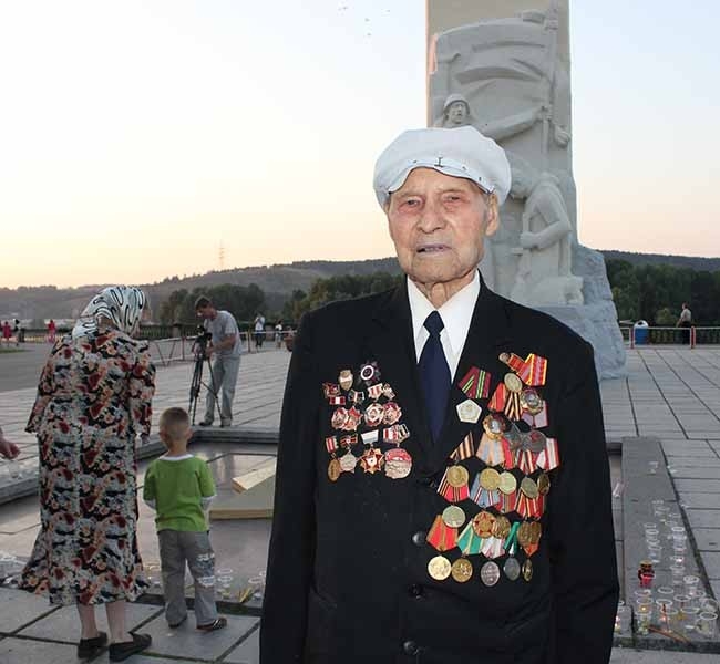 Почтить память однополчан пришел ветеран Великой Отечественной войны Яков Михайлович Воронков