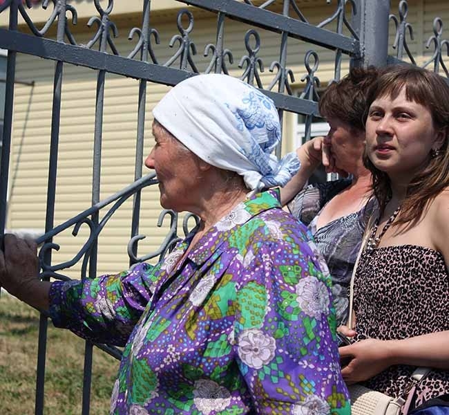 Сердобольные родители не спешили расходиться