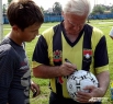 Легендарный футболист Виталий Раздаев не успевал в Яе раздавать афтографы юным спортсменам