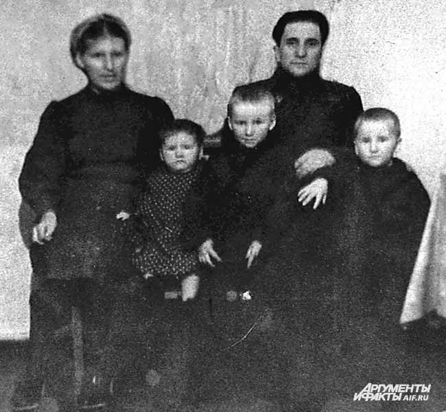 Из архива Прокопьевского рудника. Семья шахтера. 1953 год