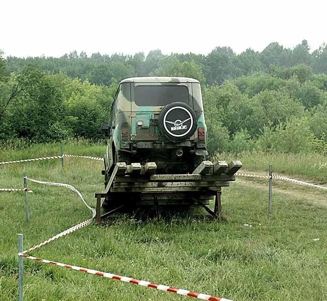 И на качелях покачались гонщики