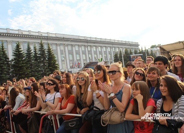 К моменту начала выступления «Мумий Тролля» на площади собралось около 10 тысяч человек