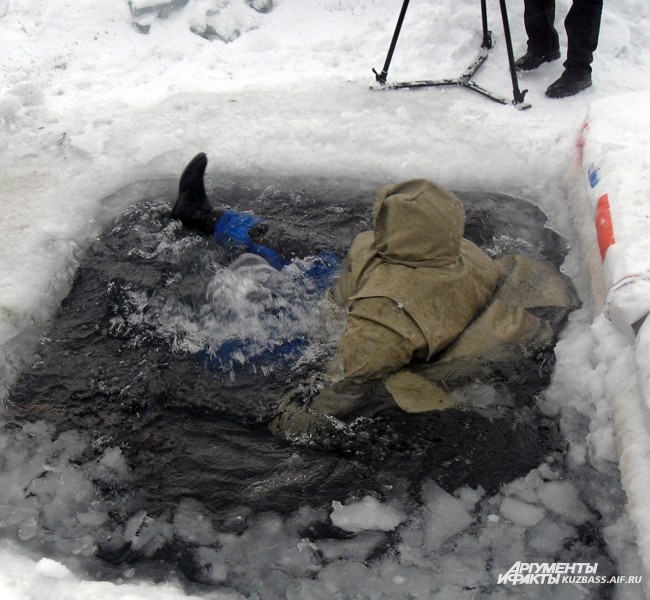 Хотя жертвами тонкого льда люди чаще всего становятся весной, кузбассовцам следует помнить, что в этом году погода нас уже баловала оттепелями, были даже дожди, которые наверняка сделали лёд тоньше