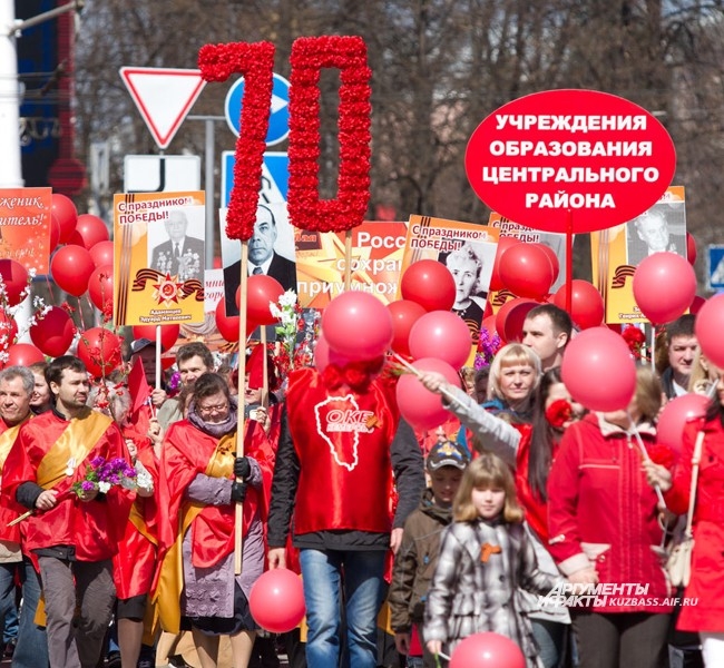 Улицы перед площадью Советов были заполнены народом